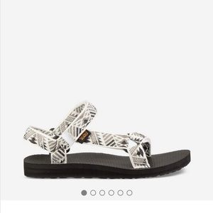 worn once teva shoes